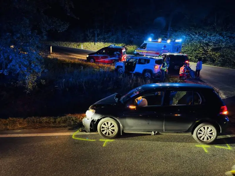 Einsatzkräfte bei der Fahrzeugbergung
